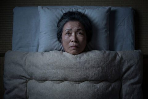 高齢者の不眠、放置するとどうなる？深刻な影響と今日からできる対策