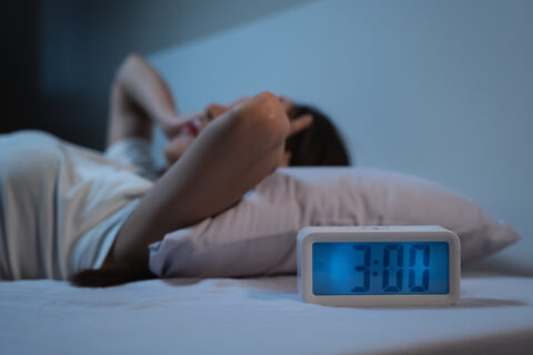 HSPで考えすぎて眠れない夜に終止符を：繊細な心を癒す原因と実践的ケア