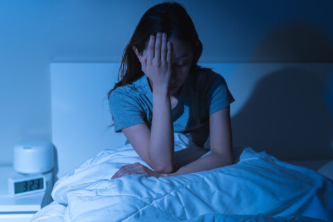 心臓がドキドキして眠れない夜に試したい対処法｜原因と受診の目安を解説